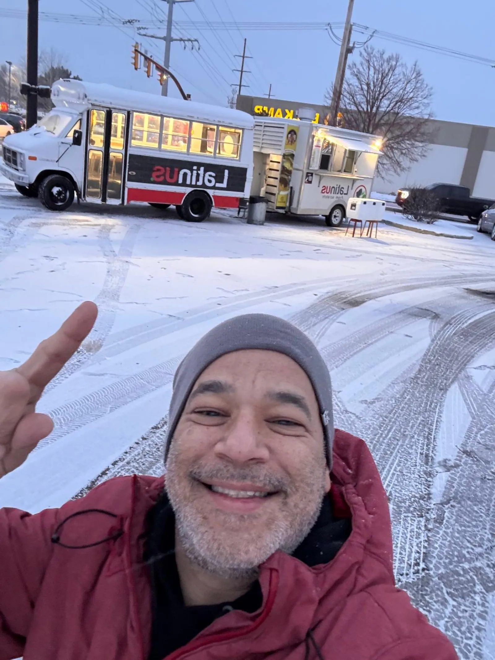 Rodolfo Rivero, fundador de Latinus Foods, junto al food truck y al Gastrobus en una mañana nevada de Utah